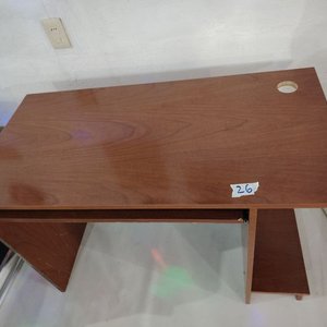 Escritorio de Madera Oscura con Bandeja para Teclado - imagen 5