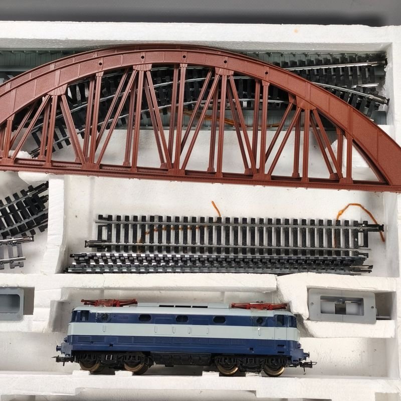 Colección de trenes modelo en HO escala con detalles y características - imagen 7