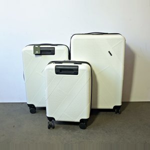 Lote siguiente: Juego de 3 Valijas Rígidas Blancas Flieger con Diseño Geométrico y 4 Ruedas