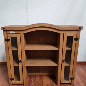 L 963 - Importante aparador o mueble aéreo en madera con puertas vitrina y estantes centrales (Medidas 110x32x101cm) - imagen 2