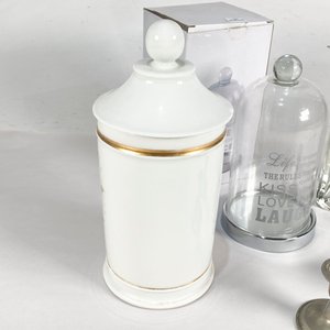 Lote de 5 piezas: Botellón de vidrio, recipiente blanco y candeleros vintage - imagen 5