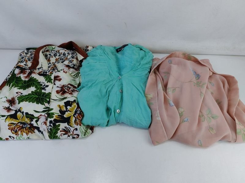 Lote siguiente: Vestidos y Salto de Cama de Dama en Buen Estado