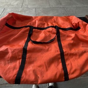 Lote siguiente: Bolso Grande Naranja de Lona Resistente