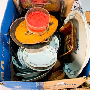 Lote de Vajilla y Objetos Decorativos: Fuentes, Tazas, Platos y Caracolas - imagen 2