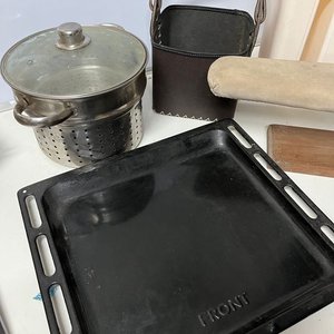 Lote de 5 Artículos de Cocina y Hogar: Asadera, Colador, Matera, Soporte Plancha y Balde - imagen 2