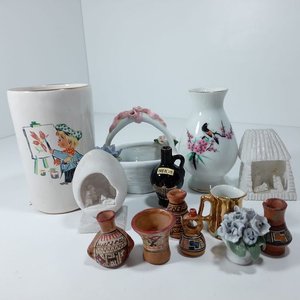 Lote Variado: Jarra Blanca con Dibujo, Miniaturas Cerámicas y Más - imagen 2