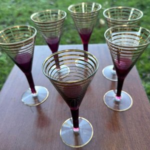 6 copas en cristal para coctel de color violacio con detalles dorados - imagen 1