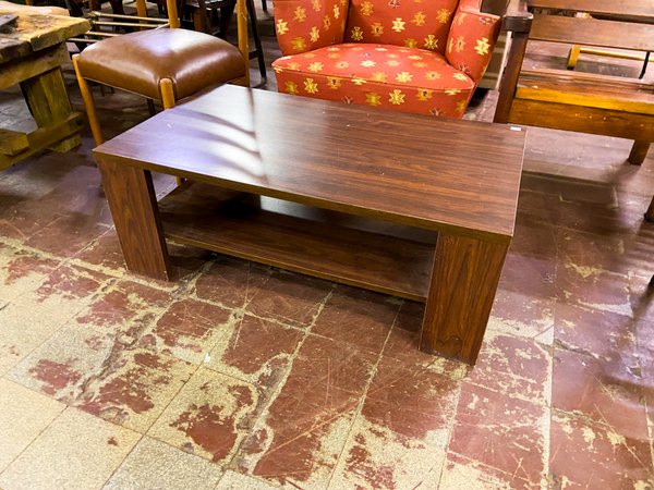 Mesa de centro de madera oscura con estante inferior