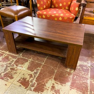 Lote siguiente: Mesa de centro de madera oscura con estante inferior
