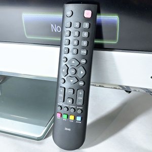 Televisor TCL de 32 pulgadas con control remoto, funcionando - imagen 2