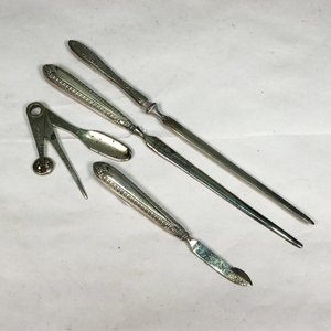 Lote siguiente: Conjunto de 4 Utensilios Metálicos con Cabos Bañados