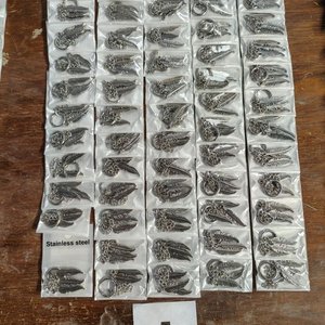Lote siguiente: Set de 59 Aros con Colgantes de Acero Inoxidable
