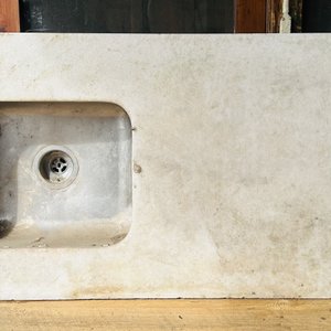 Lote #098 – Mesada de mármol con bacha – 160x60cm – cuenta con detalle en una de sus esquinas - imagen 2