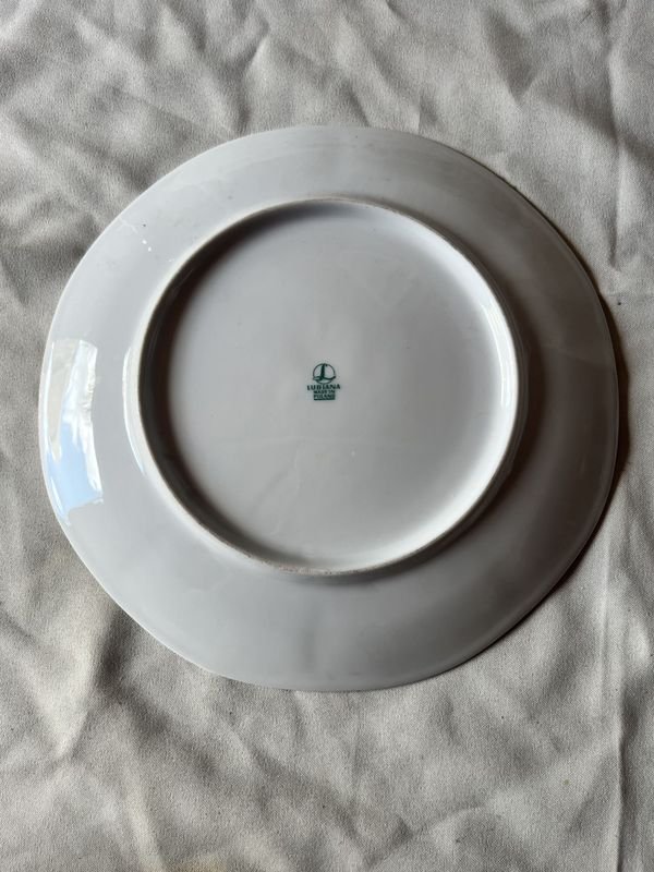 Plato de porcelana con patrón griego y flores azules - imagen 2