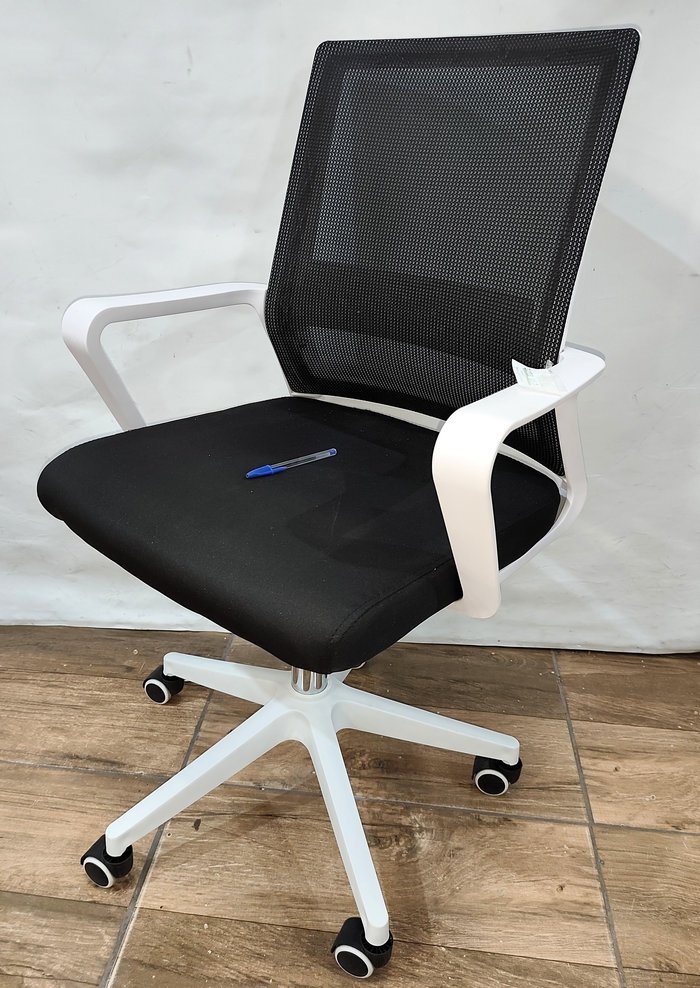 Silla oficina respaldo lumbar en malla, color blanco, nueva - imagen 3