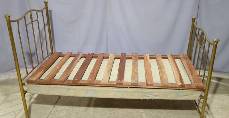 Cama de Bronce 1 Plaza con Parrilla de Madera y Aplique Decorativo