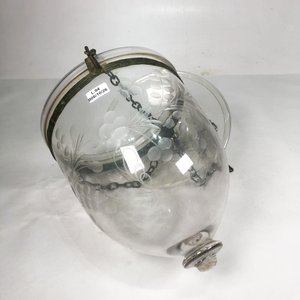 Lote siguiente: Colgante de Techo Vintage en Vidrio Grabado con Cadena y Detalle Metálico