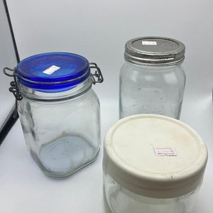 Lote anterior: Lote de tres frascos y bollones de vidrio de distintos estilos y cierres