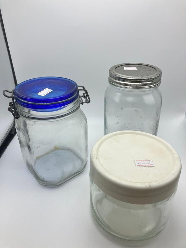 Lote de tres frascos y bollones de vidrio de distintos estilos y cierres