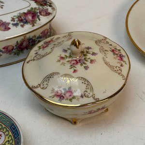 Lote Variado de Porcelanas: Caja, Cuencos y Cuchara con Diseños Florales y Orientales - imagen 5