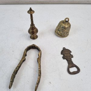 Lote siguiente: L 030 - Varias Piezas - Atractivo lote de objetos decorativos y utilitarios, incluyendo cascanueces, campanilla y abrebotellas con diseño singular