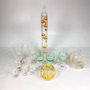 Lote de Cristalería Vintage: Copas, Azucarero y Centro de Mesa con Decoración Floral y Geométrica - imagen 2