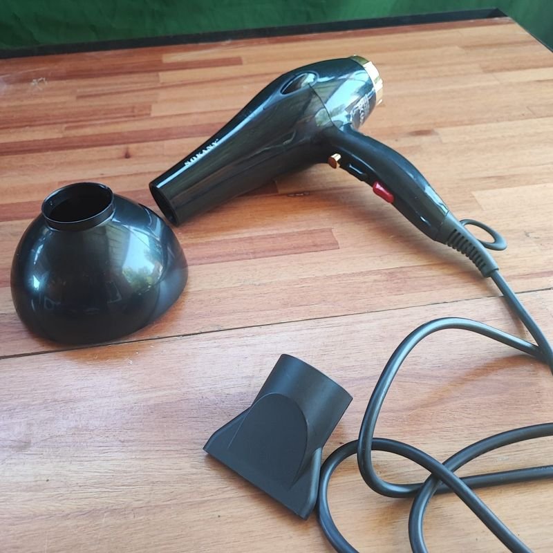 Secador de pelo con accesorios en buen estado - imagen 1