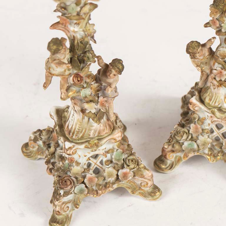 Candelabros antiguos de porcelana con diseño ornamental - imagen 2