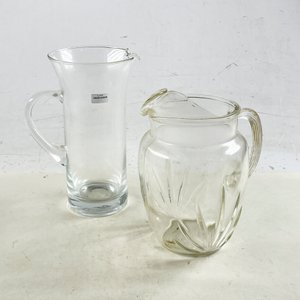Lote siguiente: Dos Jarras de Vidrio Transparente, 24 y 26 cm