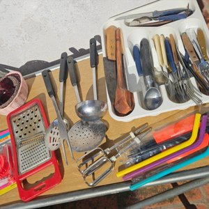 Lote siguiente: Lote de Cubiertos y Utensilios de Cocina Variados