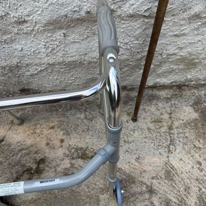 Andador Plegable Metálico y Bastón de Madera - imagen 3