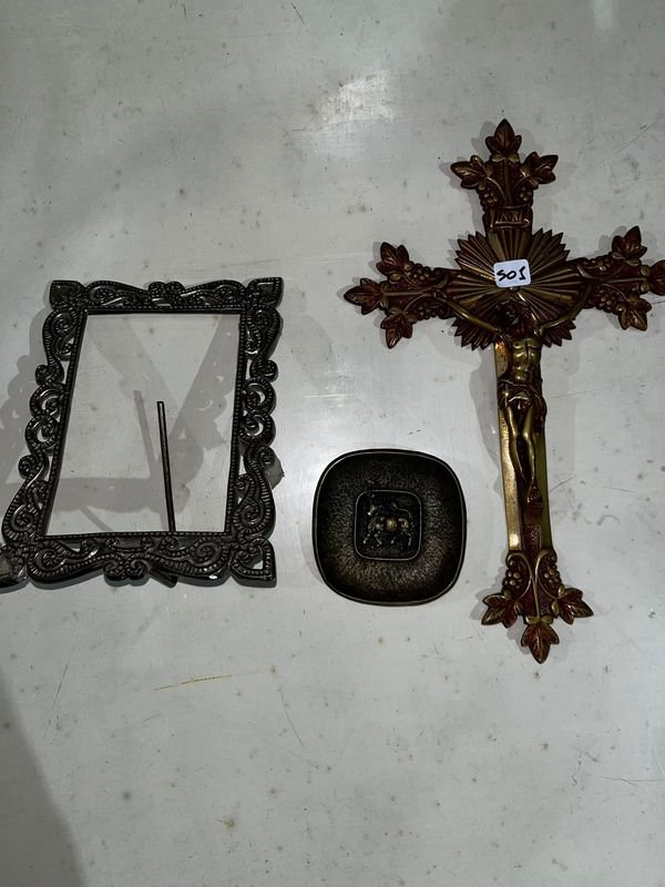 Crucifijo de Bronce con Portaretrato y Adorno - imagen 1