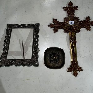 Lote siguiente: Crucifijo de Bronce con Portaretrato y Adorno