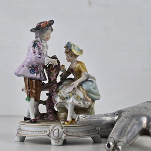 Figura Decorativa Victoriana de Porcelana: Pareja Galante con Flores - imagen 1
