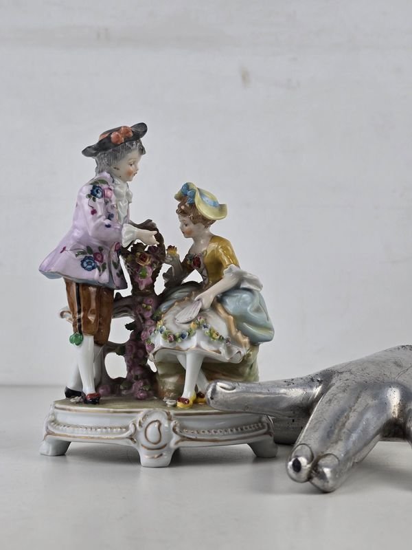 Figura Decorativa Victoriana de Porcelana: Pareja Galante con Flores