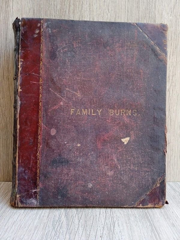 Libro antiguo de la familia Burns