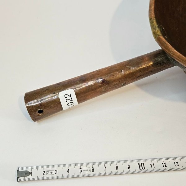 Olla de cobre antigua con detalles únicos - imagen 6