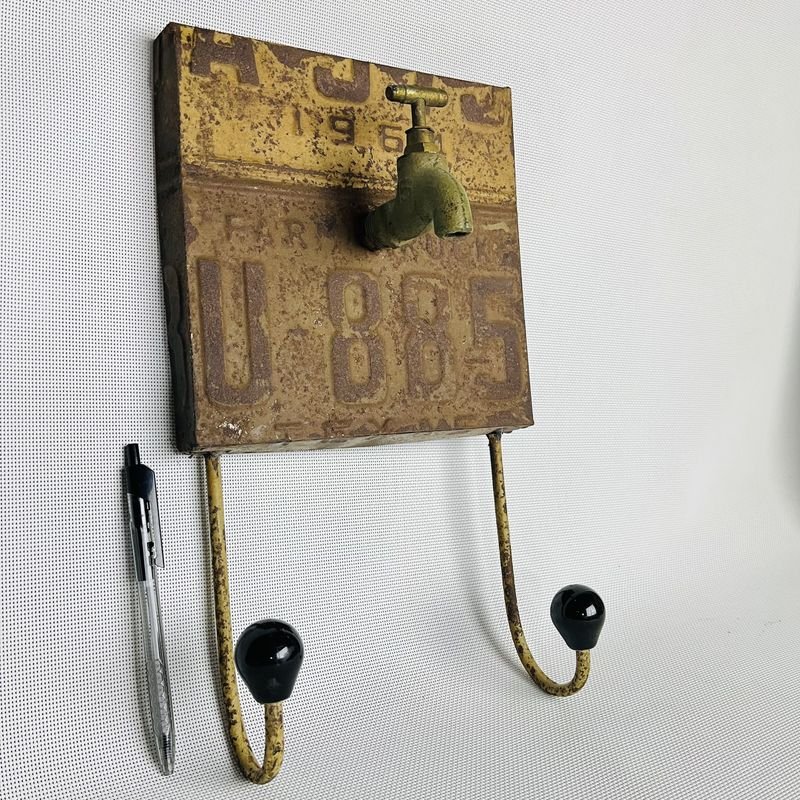 Perchero Vintage de Chapa con Relieve y Canilla de Bronce - imagen 3
