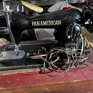 Lote siguiente: Máquina de Coser Eléctrica Pan American con Mueble y Silla