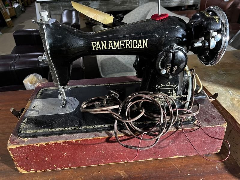 Máquina de Coser Eléctrica Pan American con Mueble y Silla