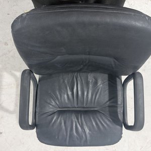 Silla de Oficina Tapizada en Cuero Negro con Estructura Metálica - imagen 3