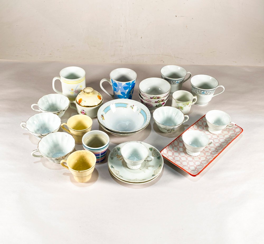 Lote de Tazas y Platos con Diseños Variados