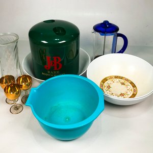 Lote de Vajilla y Accesorios: Centro de Mesa, Hielera, Copas Doradas y Cafetera - imagen 2