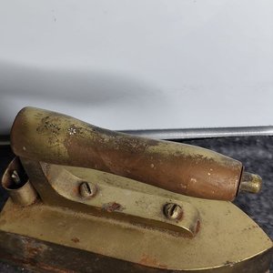 Plancha Antigua de Hierro con Mango de Madera y Detalles Metálicos - imagen 6