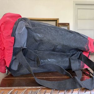 Mochila Bolso KB Home Negra con Detalles Rojos y Forro Aislante - imagen 3