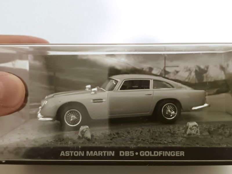 Replica de coche espía Aston Martin DB5 'Goldfinger' en escala - imagen 4