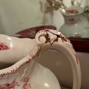 Jarra y Jofaina de Loza Antigua con Sellos y Detalle en Asa - imagen 5