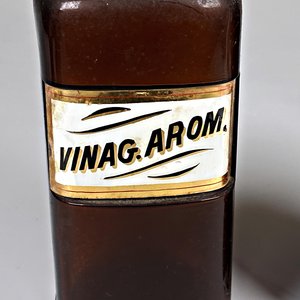 Dos Frascos de Farmacia Antiguos de Vidrio Ámbar con Tapones - imagen 3