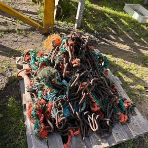 Lote de Cadenas de Hierro Oxidadas con Redes y Boya - imagen 2