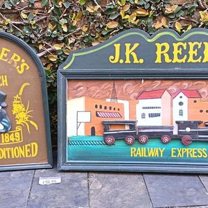 Lote siguiente: Carteles Publicitarios Estilo Pub Inglés: Younger's Scotch Bitter y J.K. Reed Railway Express